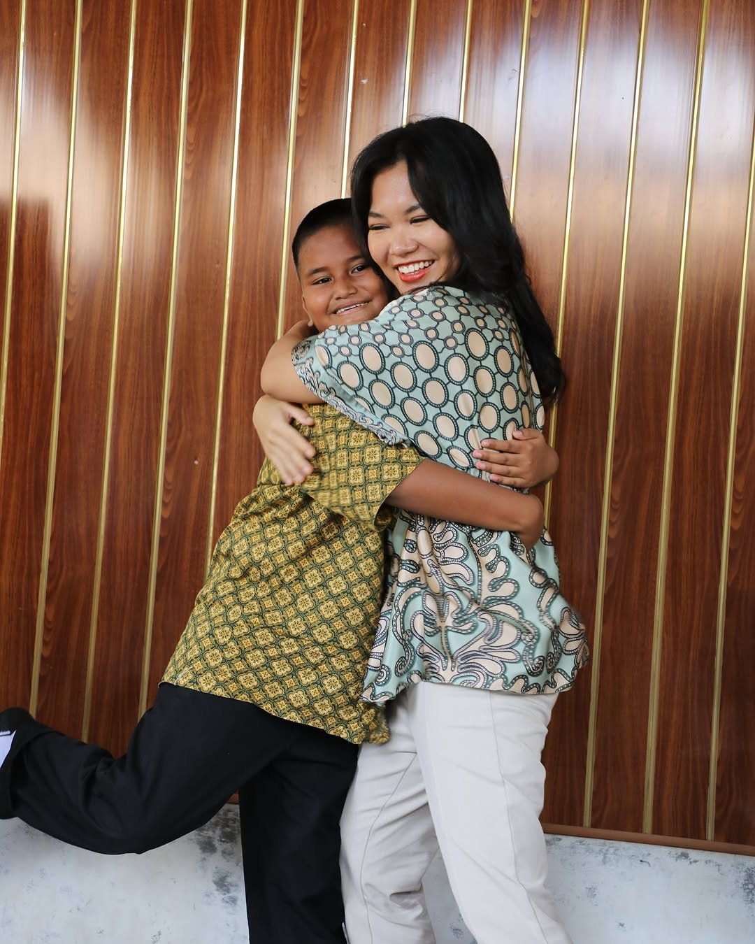 Pendidikan Inklusif di Indonesia: Antara Optimisme Cahaya Manthovani dan PR Besar Kolaborasi Lintas Sektor Kondisi pendidikan inklusif di Indonesia menjadi sorotan. Cahaya Manthovani, Ketua Harian Yayasan Inklusi Pelita Bangsa, memberikan pandangannya yang optimis namun realistis. Menurutnya, pendidikan inklusif di Tanah Air masih dalam proses pertumbuhan. "Masyarakat dan juga pemerintah itu mulai mengarah kepada semua anak-anak, baik mereka punya ataupun tidak punya disabilitas, dan juga tanpa melihat background, itu semua adik-adik wajib mendapatkan pendidikan yang setara," jelas Cahaya. Visi kesetaraan ini adalah fondasi ideal. Namun, dia tak menampik realita di lapangan. "Inklusivitas belum menjadi arus utama, tetapi masih menjadi inisiatif segelintir pihak," katanya. Meski demikian, Cahaya tetap memancarkan optimisme. "Saya tetap optimis kita tetap bergerak maju dan tidak hanya berdiam di tempat yang sama," tegasnya. Dia yakin, banyak yayasan, komunitas, dan individu yang tergerak untuk terus menjadikan inklusivitas sebagai sistem penting dalam masyarakat. Baginya, ini adalah proses pembelajaran kolektif. "Kita ini semua sedang belajar untuk menciptakan ruang yang aman untuk adik-adik kita ini. Sehingga mungkin ke depannya sambil kita belajar, kita juga sambil merevisi sistem dan juga memperbaiki hal-hal yang harus kita perbaiki." Dalam mendukung pendidikan inklusif, peran pemerintah diakui Cahaya Manthovani sudah cukup baik. "Pemerintah itu sudah melakukan pekerjaan dan juga effort yang bagus, cukup bagus," pujinya. Namun, tantangan terbesar terletak pada eksekusi di lapangan. "Salah satu tantangan terbesar pemerintah adalah kurangnya tenaga pendidikan yang terlatih dan juga kurangnya sekolah reguler yang bisa menampung anak-anak berkebutuhan khusus secara adil dan setara," ungkap Cahaya. Problem klasik ini memang kerap menjadi kendala utama dalam mewujudkan pendidikan inklusif yang merata. Melihat tantangan tersebut, Cahaya Manthovani menawarkan solusi konkret: berkolaborasi antara lintas sektor. Menurutnya, ini berarti adanya sinergi antara Kementerian Pendidikan, Kesehatan, dan Sosial, serta keterlibatan aktif dari pihak swasta dan masyarakat sipil. "Jadi mungkin kalau kita bekerja bersama, bergerak bersama, mungkin perubahan sistemik akan berjalan dengan lancar," harapnya. Harapan Cahaya untuk 5 tahun ke depan pun sangat jelas. Dia berharap ekosistem inklusif, khususnya di bidang pendidikan, tidak lagi menjadi sistem pinggiran, melainkan menjadi sistem nasional yang utuh. Dengan begitu, perhatian pemerintah terhadap anak-anak berkebutuhan khusus akan lebih terpusat dan terarah. "Saya berharap pemerintah dan juga masyarakat dan seluruh pihak itu lebih menjunjung tinggi rasa keberagaman dan kesetaraan dan semoga pendidikan inklusif menjadi pendidikan yang penting untuk Indonesia," tutup Cahaya Manthovani, menyoroti pentingnya nilai-nilai inklusi sebagai landasan kemajuan bangsa.